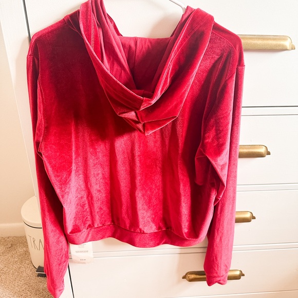 Fabletics zipper pull velvet top. - Picture 2 of 4